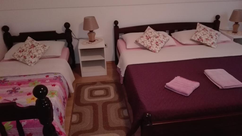 Guest House Adrijana Seliste Dreznicko Ngoại thất bức ảnh